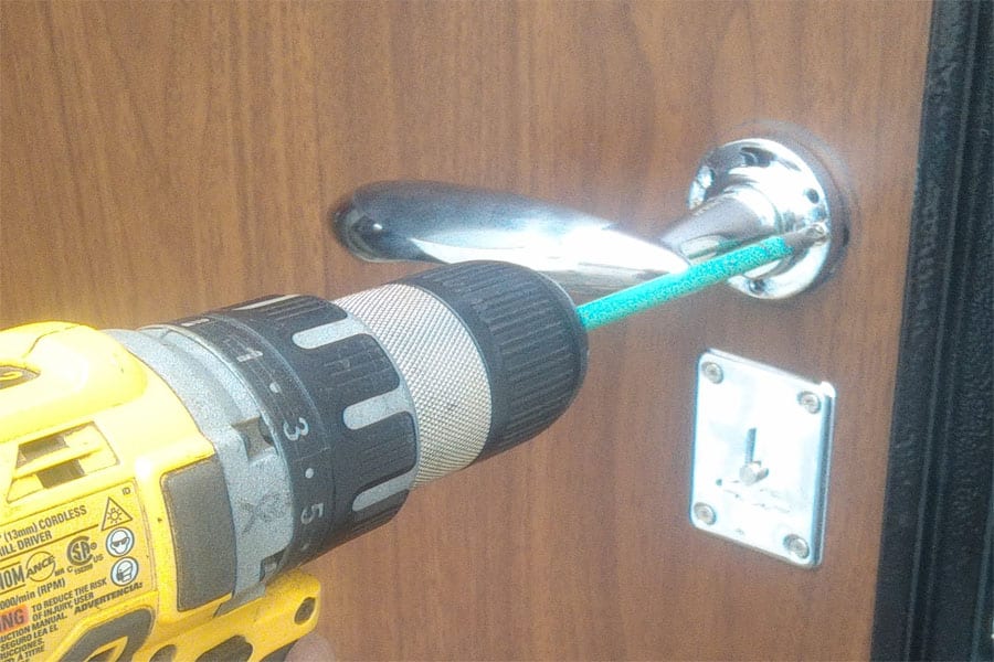 Как заменить ручку на входной металлической двери
